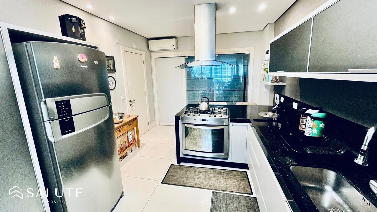Apartamento à venda com 4 suítes na Praia Brava