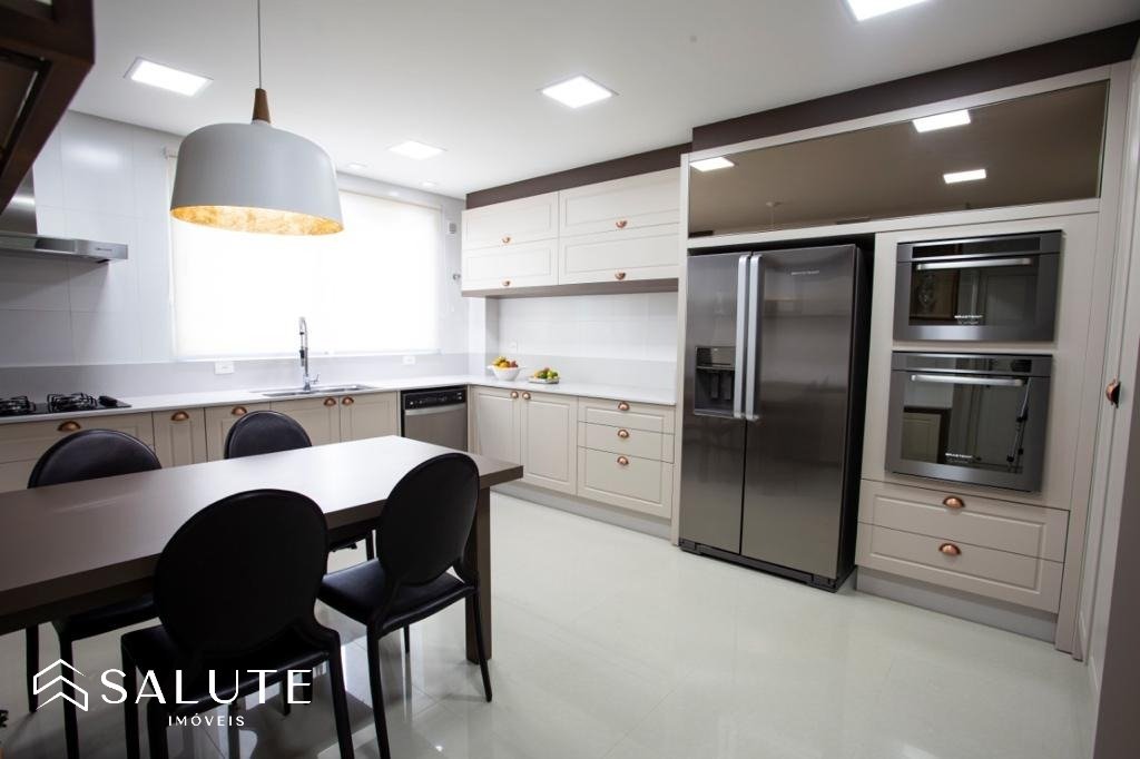 Apartamento á venda com 4 Dormitórios no Centro