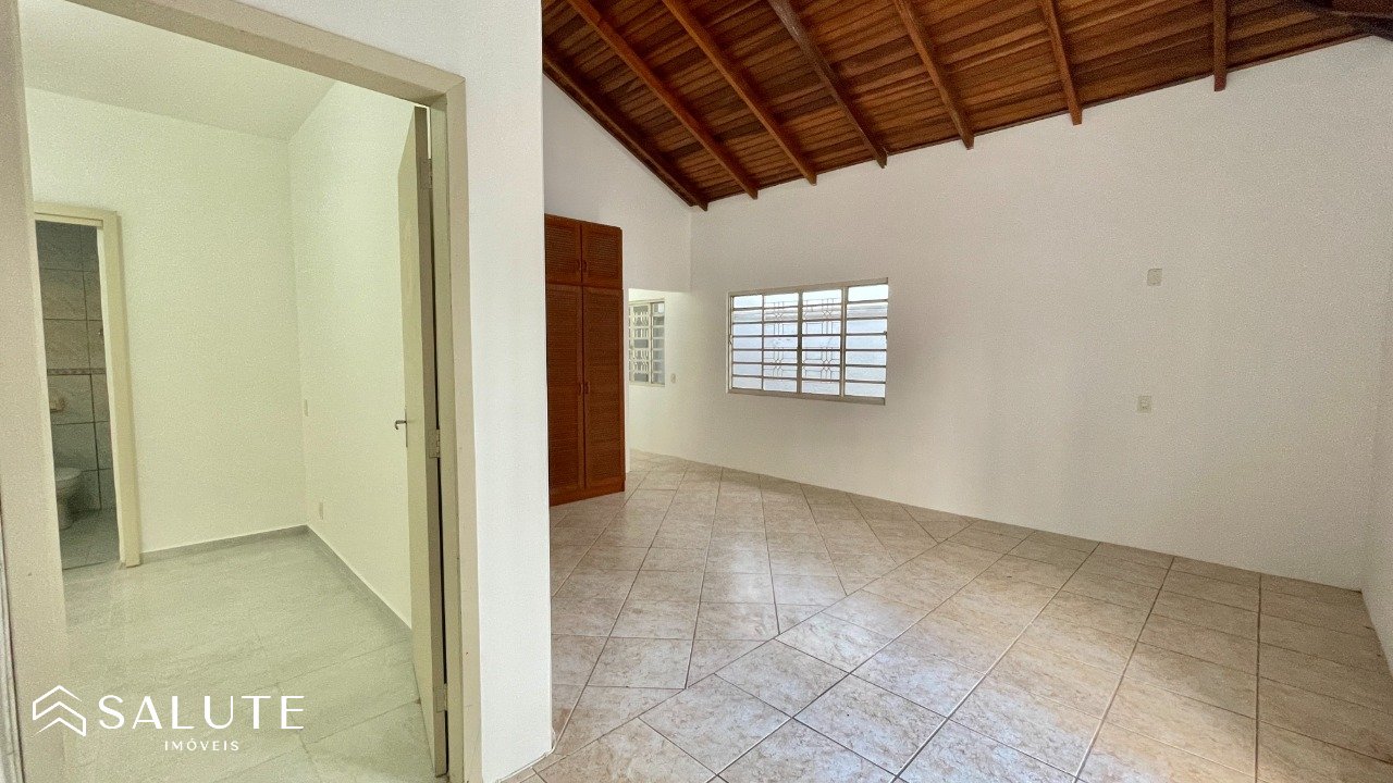 Casa para alugar com 3 suítes em Pioneiros