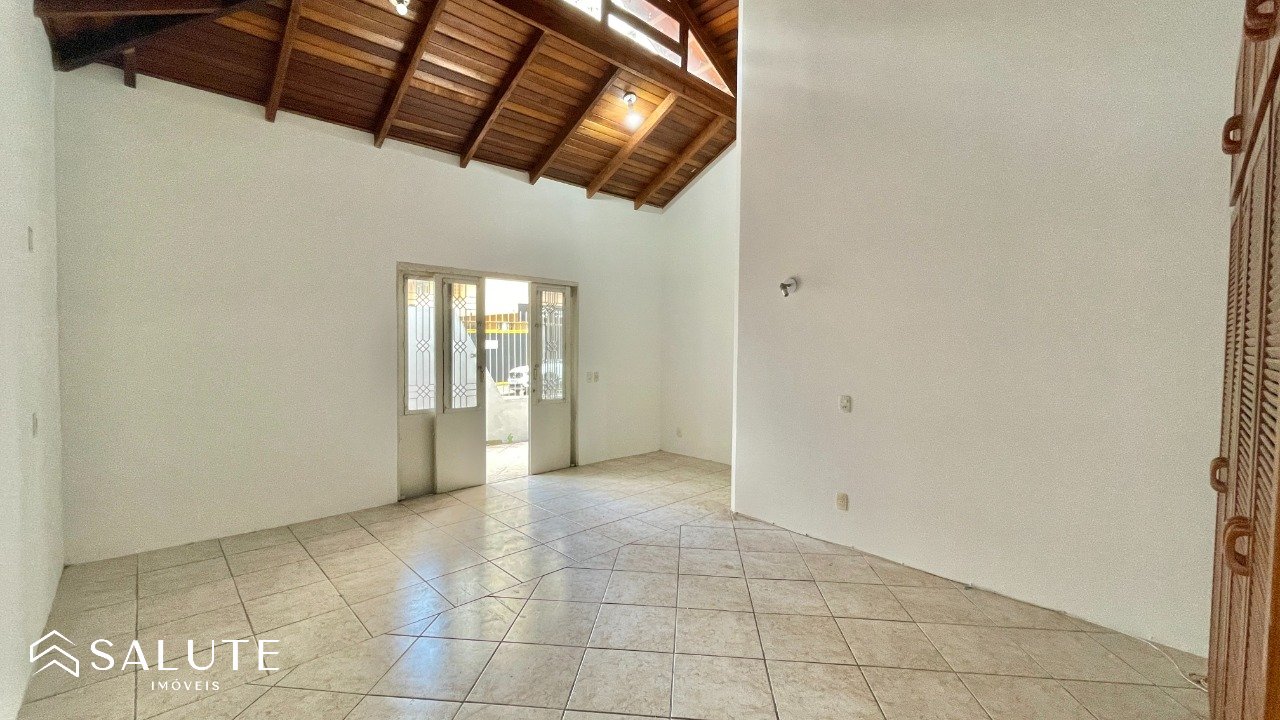 Casa para alugar com 3 suítes em Pioneiros