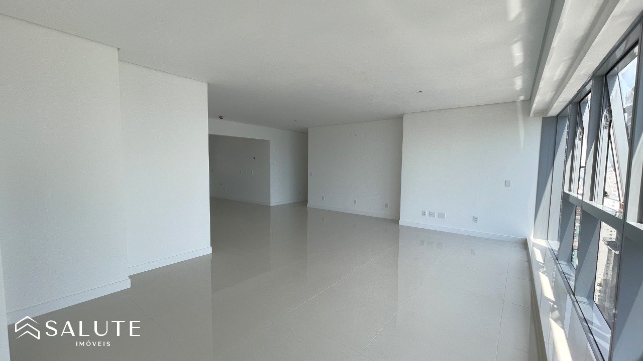 Apartamento à venda com 4 suítes na Barra Sul