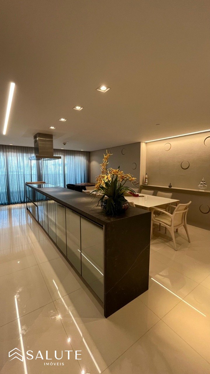 Apartamento à venda com 5 suítes no Pioneiros