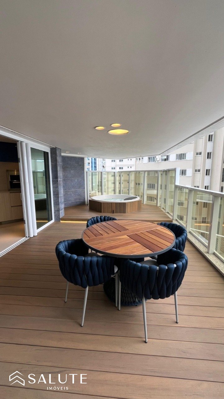 Apartamento à venda com 5 suítes no Pioneiros