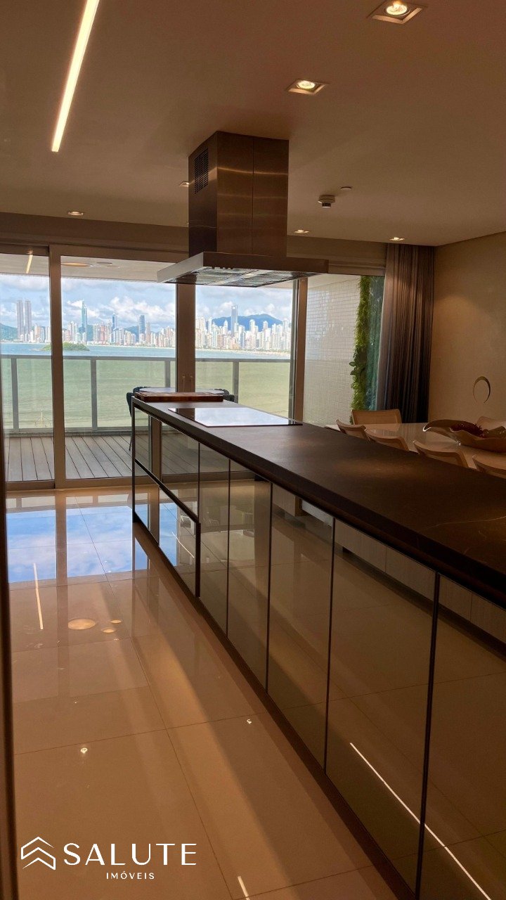 Apartamento à venda com 5 suítes no Pioneiros