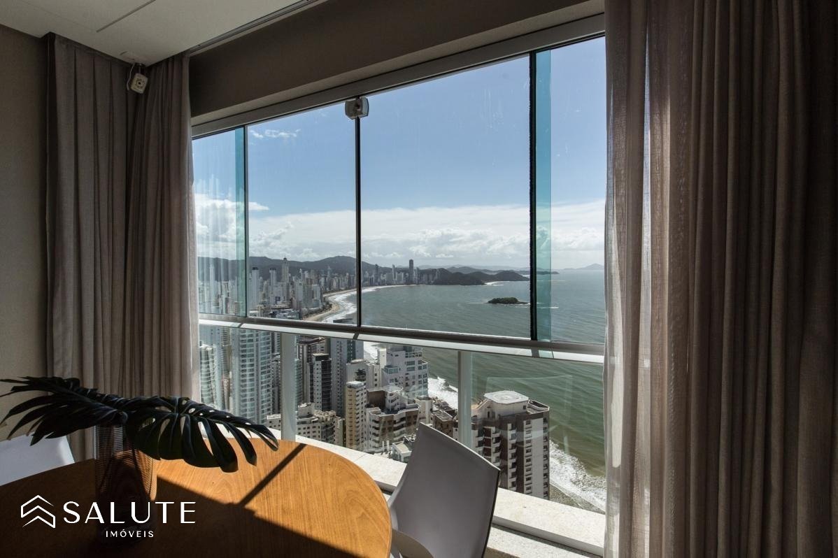 Apartamento à venda 4 Dormitórios no Centro