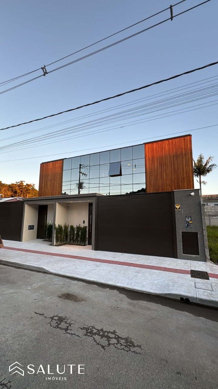 Casa germinada à venda com 3 suítes na Barra