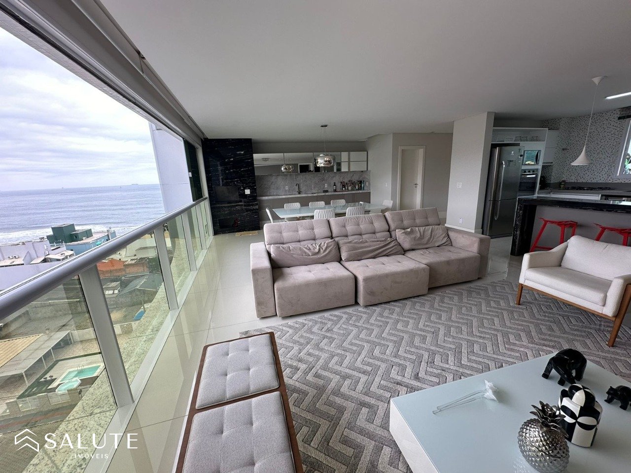 Apartamento à venda com 4 suítes na Praia Brava
