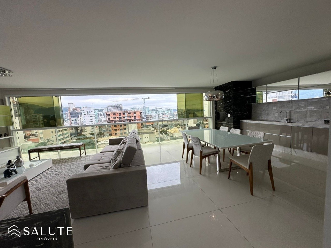 Apartamento à venda com 4 suítes na Praia Brava