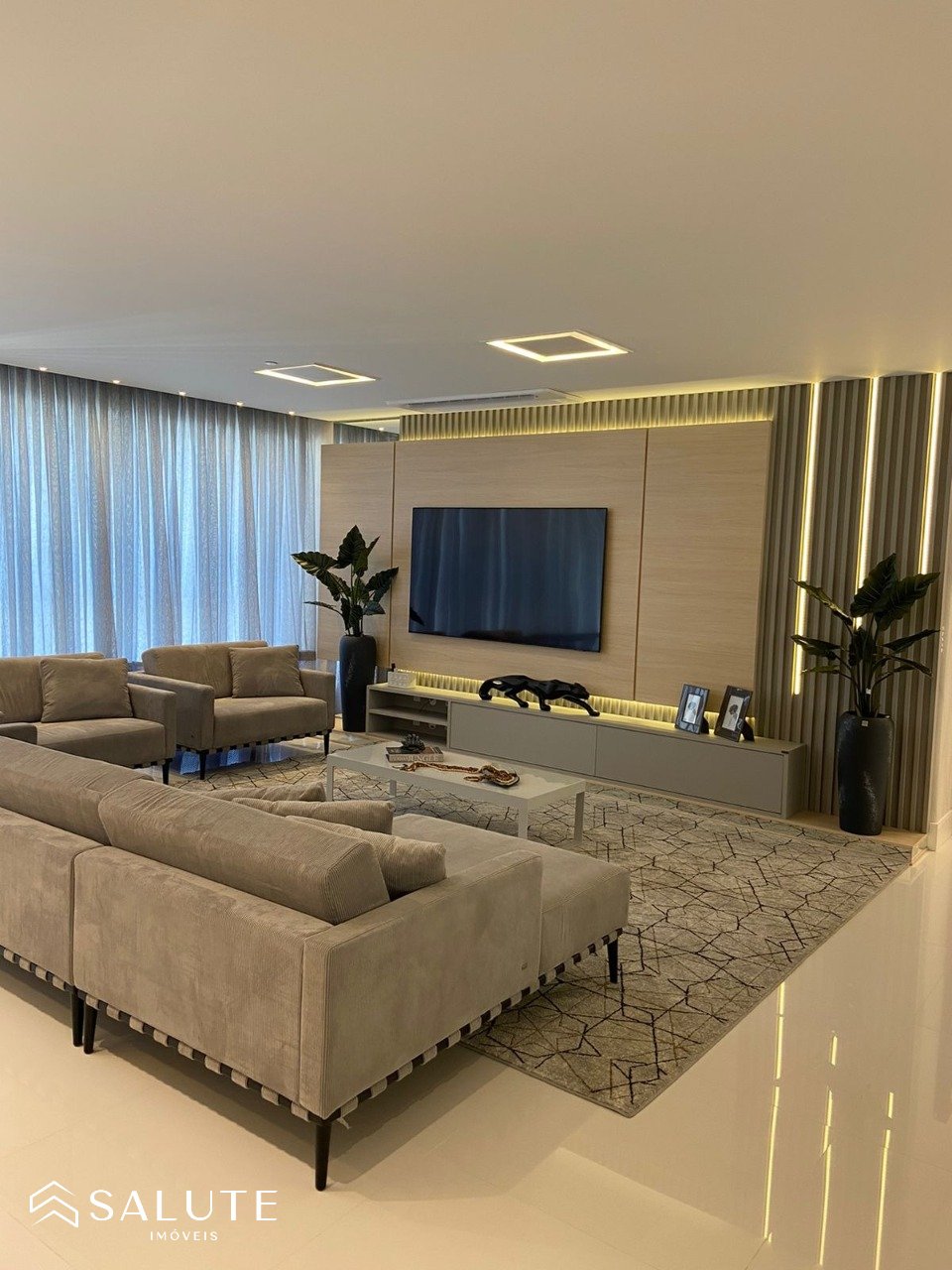 Apartamento à venda com 4 suítes na Barra Sul