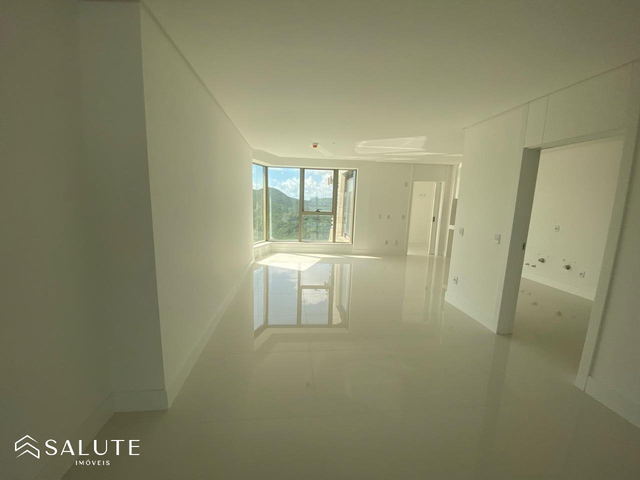 Apartamento à venda com 4 suítes na Barra Sul