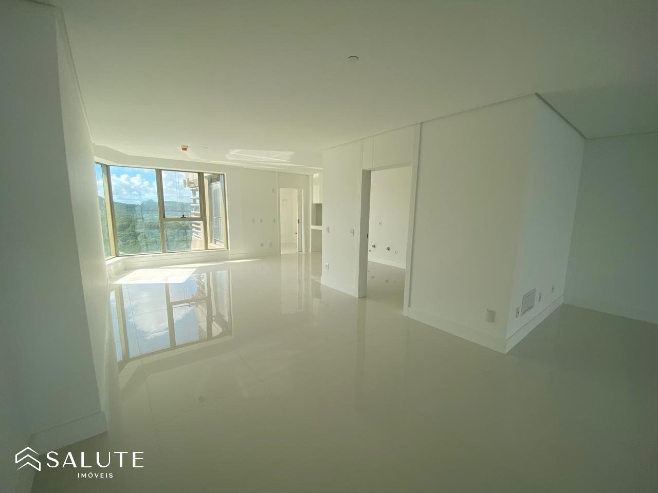 Apartamento à venda com 4 suítes na Barra Sul