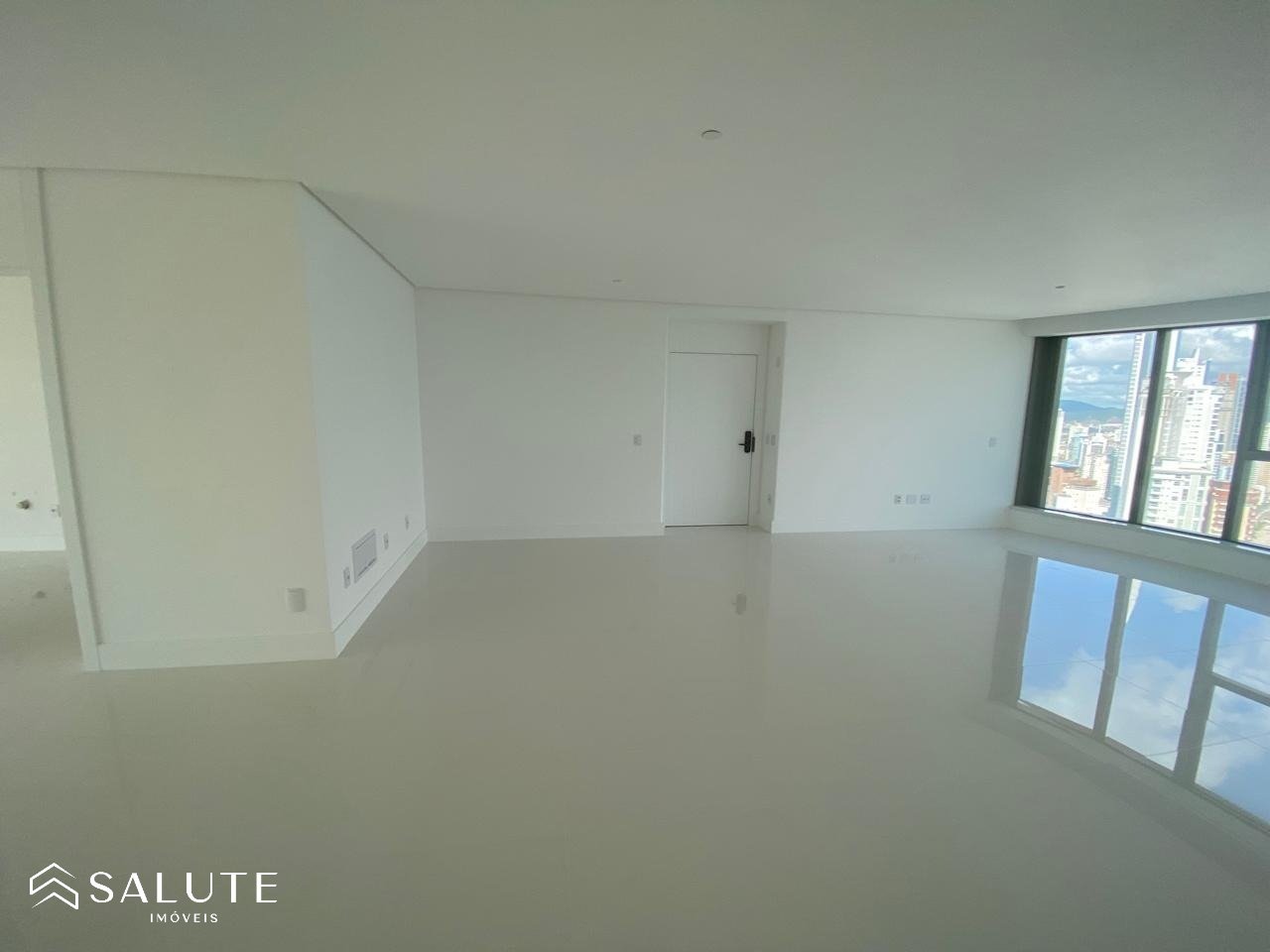 Apartamento à venda com 4 suítes na Barra Sul