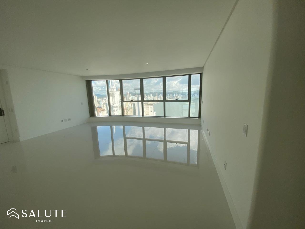 Apartamento à venda com 4 suítes na Barra Sul