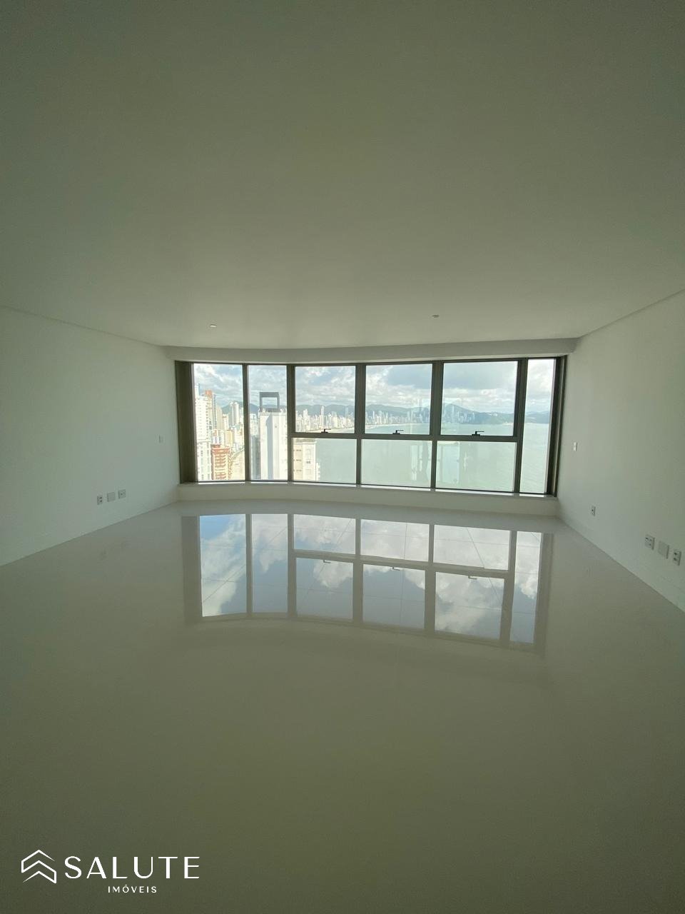 Apartamento à venda com 4 suítes na Barra Sul