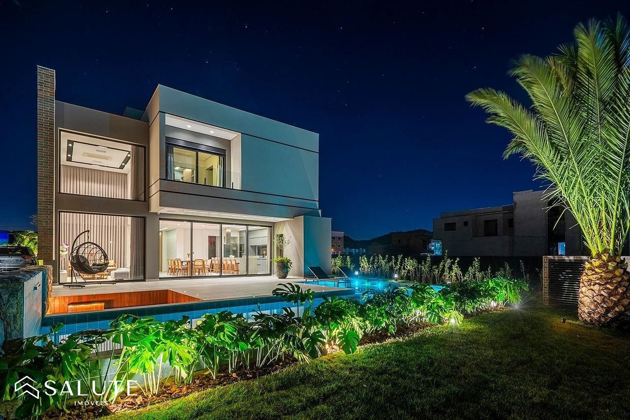 Casa em condomínio aluguel anual 4 suítes Camboriú