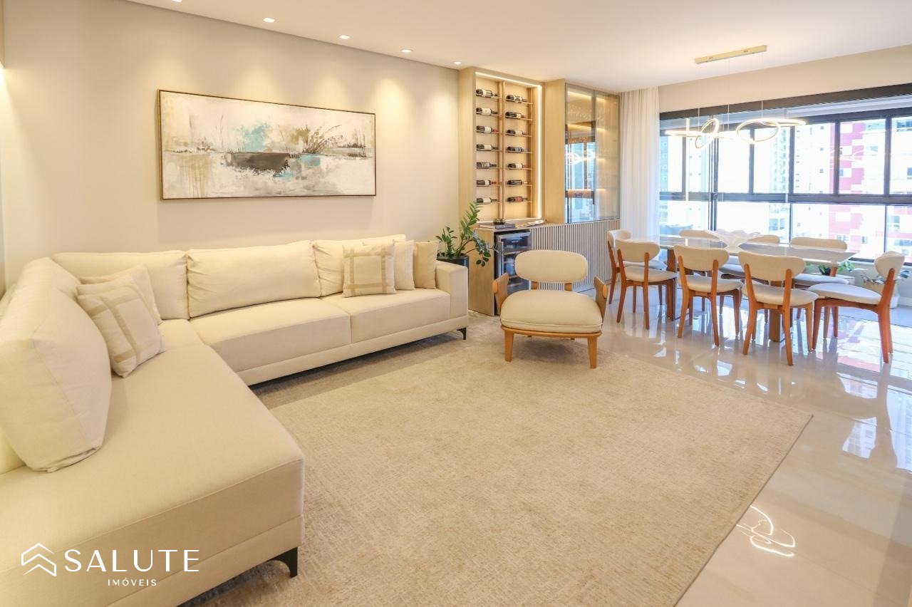 Apartamento à venda com 4 suítes na Barra Sul