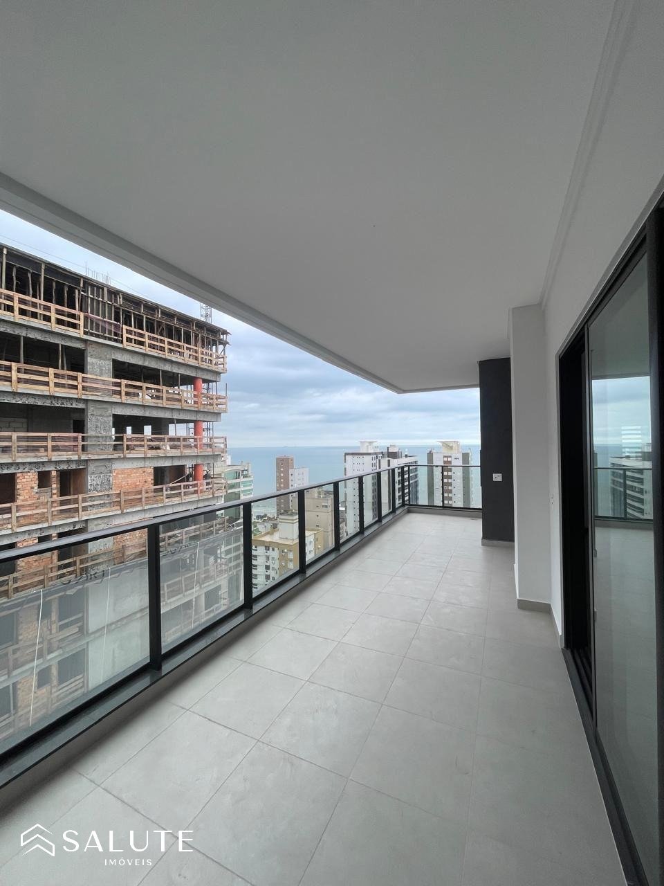 Apartamento à venda com 4 suítes em Meia Praia