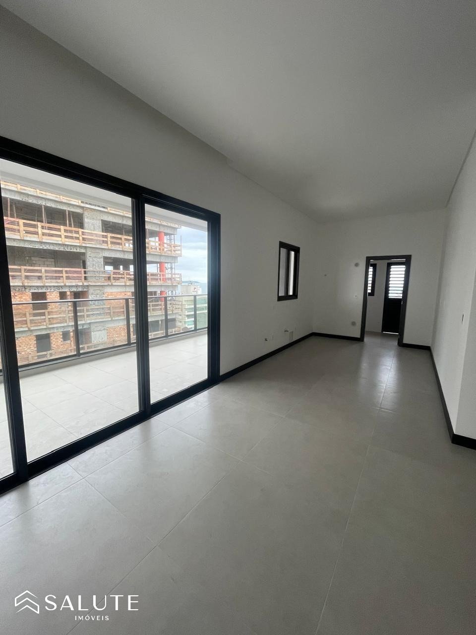 Apartamento à venda com 4 suítes em Meia Praia