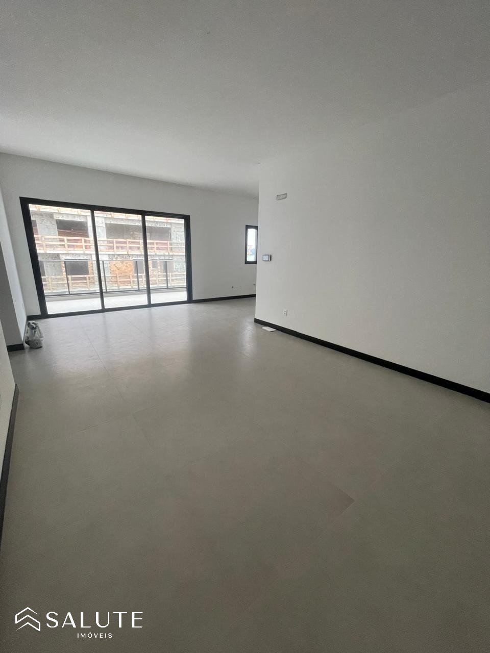 Apartamento à venda com 4 suítes em Meia Praia