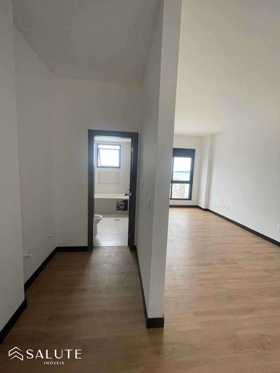 Apartamento à venda com 4 suítes em Meia Praia