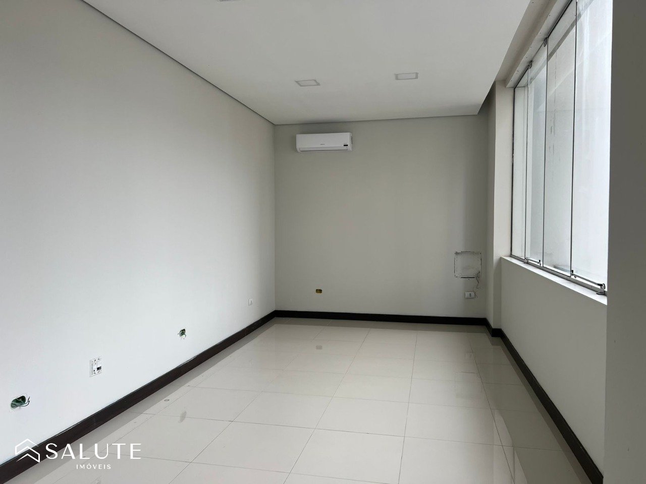 Sala Comercial aluguel anual no Centro