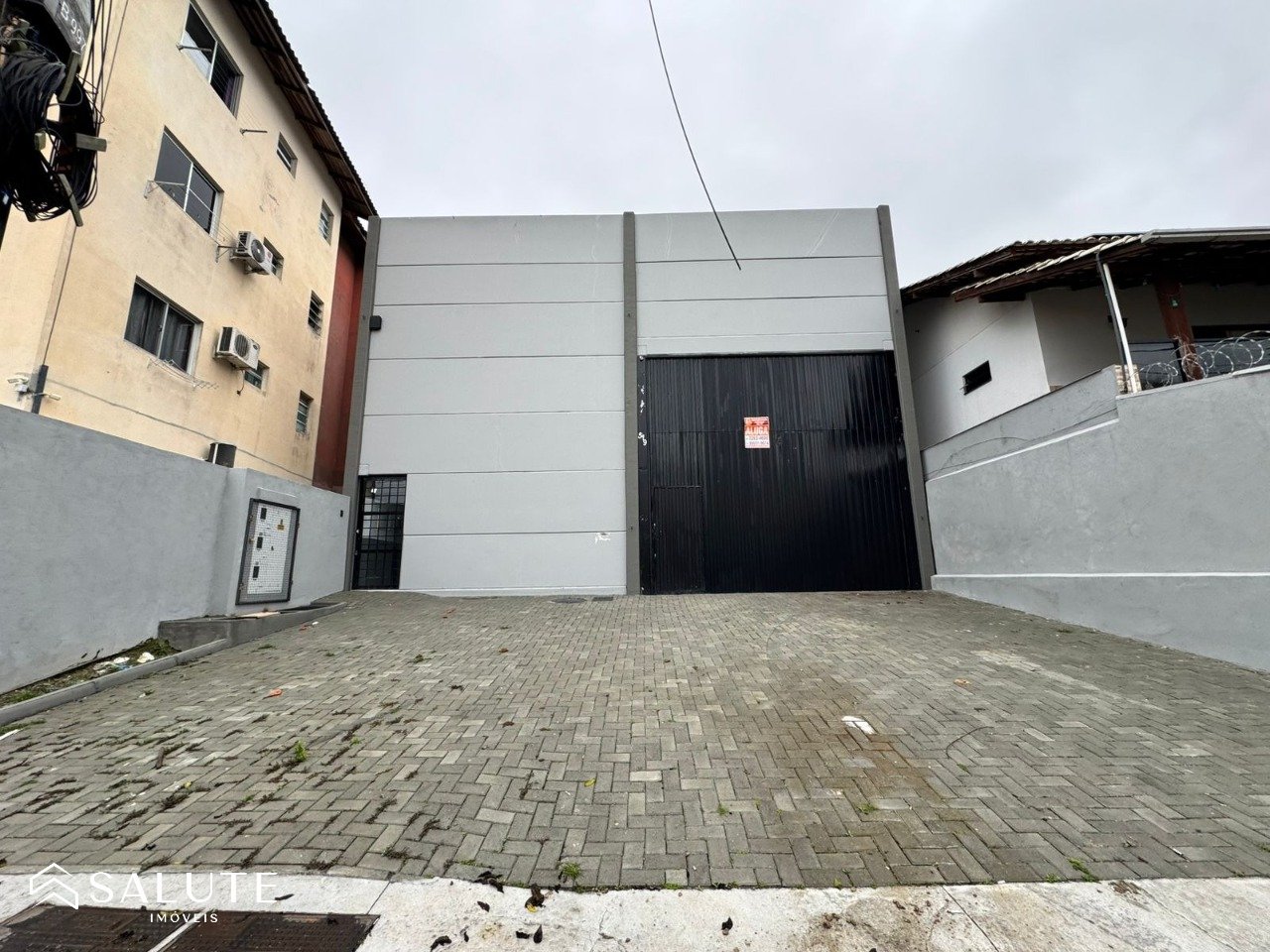 Galpão para locação anual 250m² no Municípios