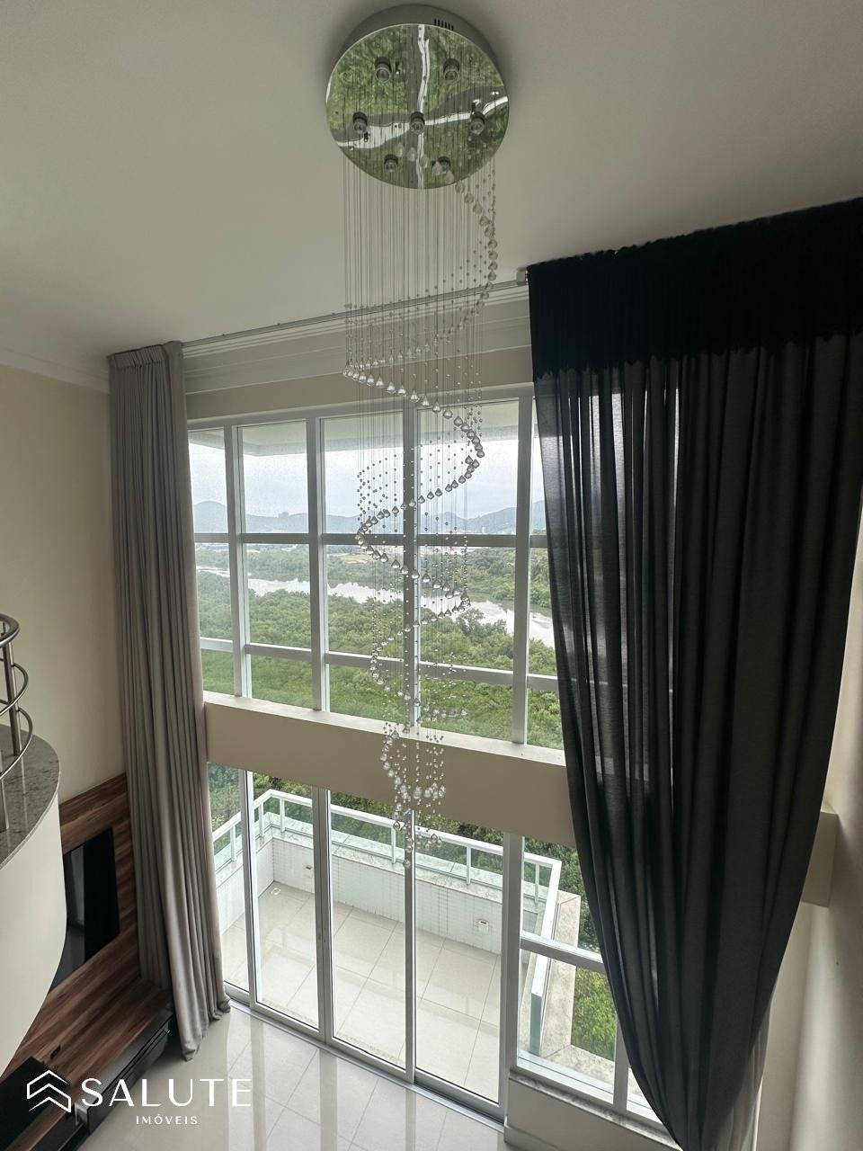 Apartamento à venda com 3 suítes Barra Sul