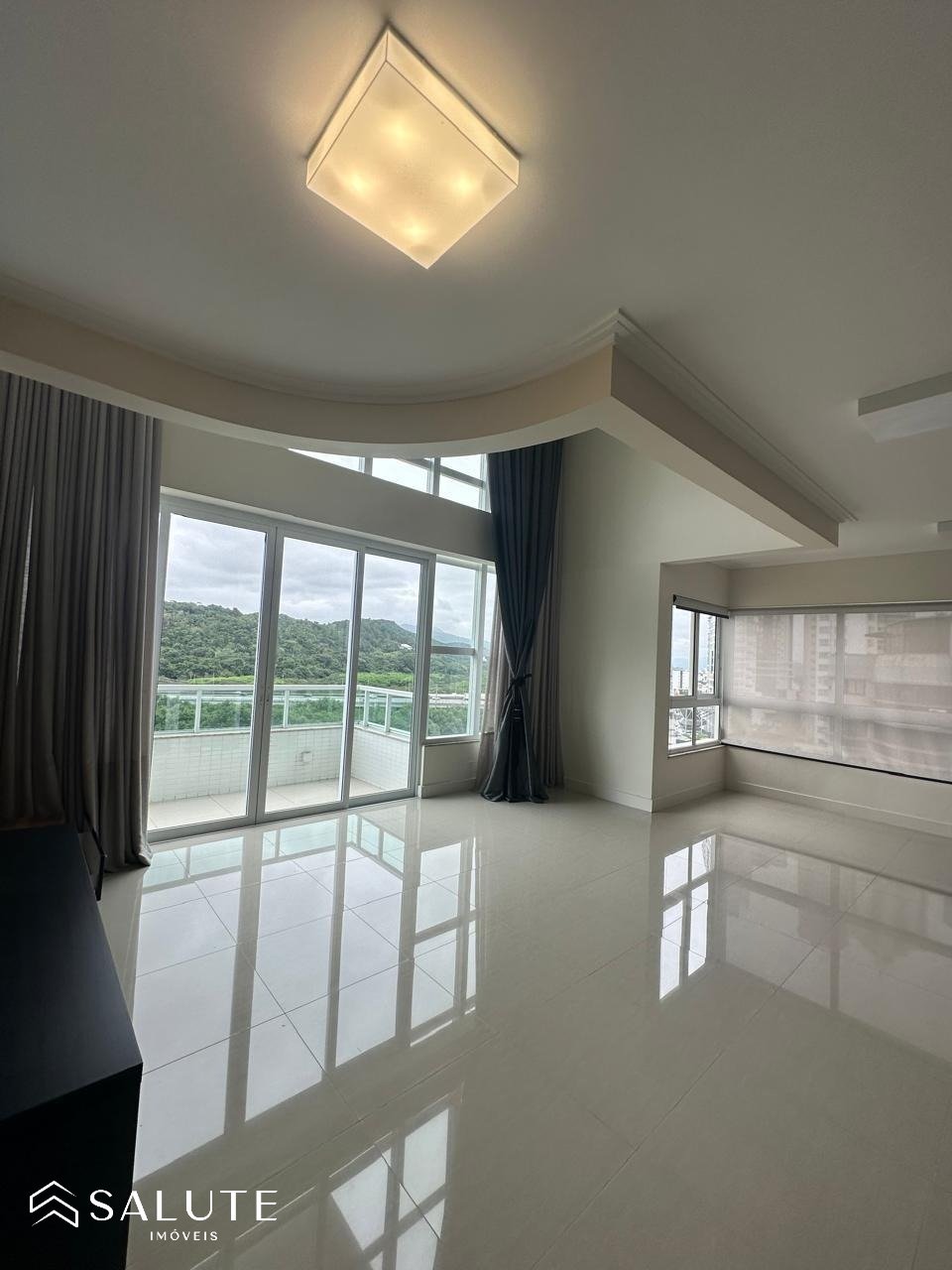 Apartamento à venda com 3 suítes Barra Sul