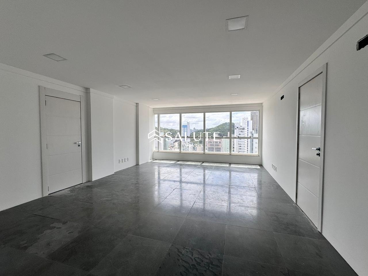 Sala Comercial aluguel anual no Pioneiros