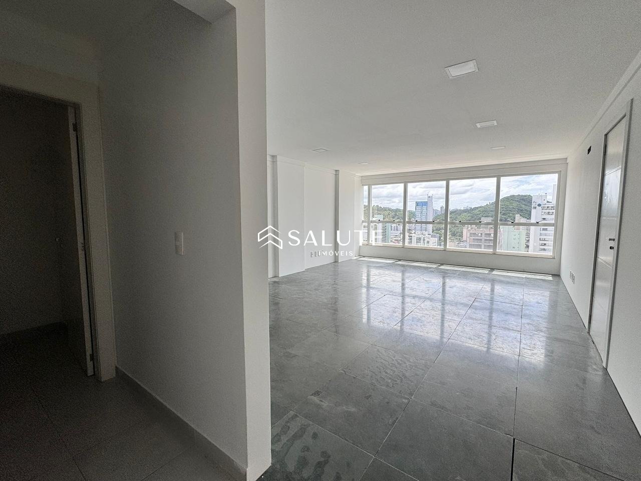 Sala Comercial aluguel anual no Pioneiros