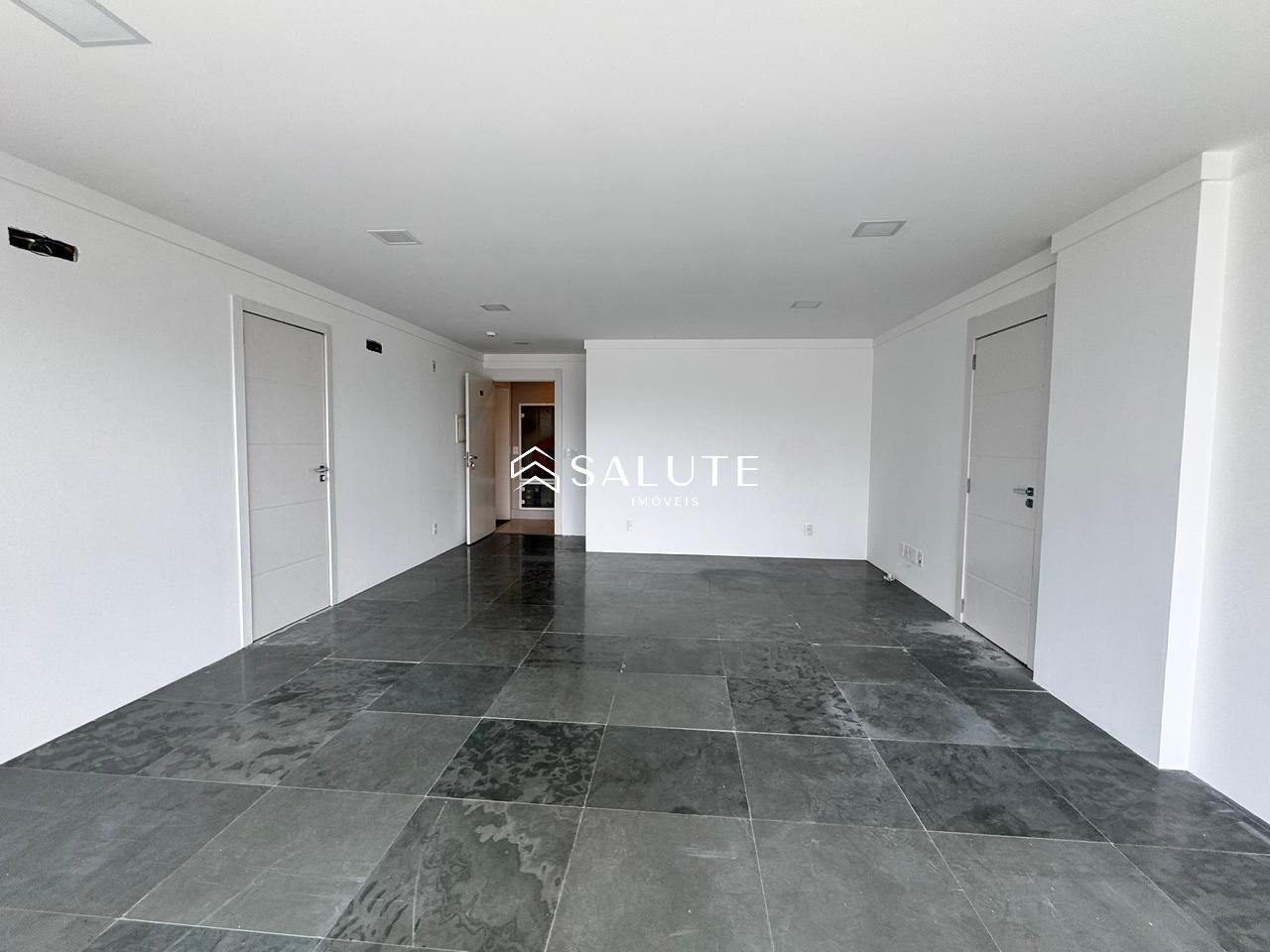 Sala Comercial aluguel anual no Pioneiros