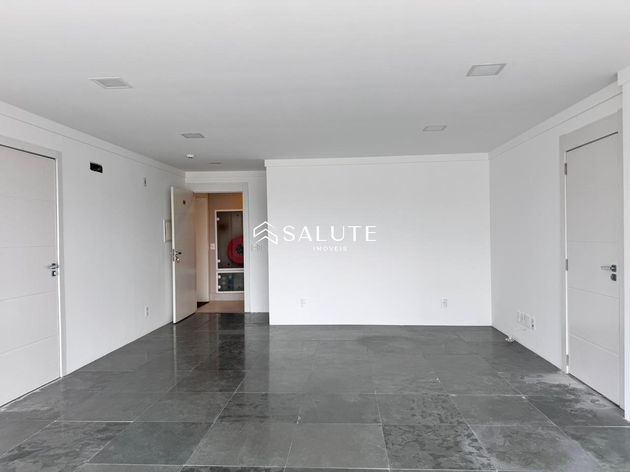 Sala Comercial aluguel anual no Pioneiros