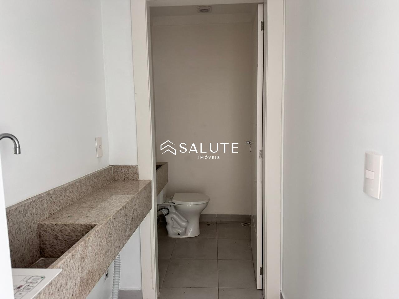 Sala Comercial aluguel anual no Pioneiros