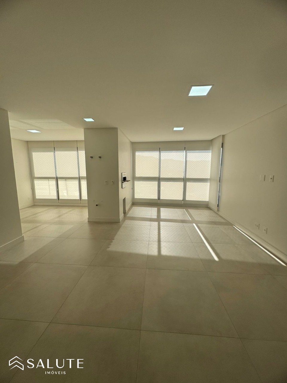 Apartamento locação anual 3 suítes no Centro
