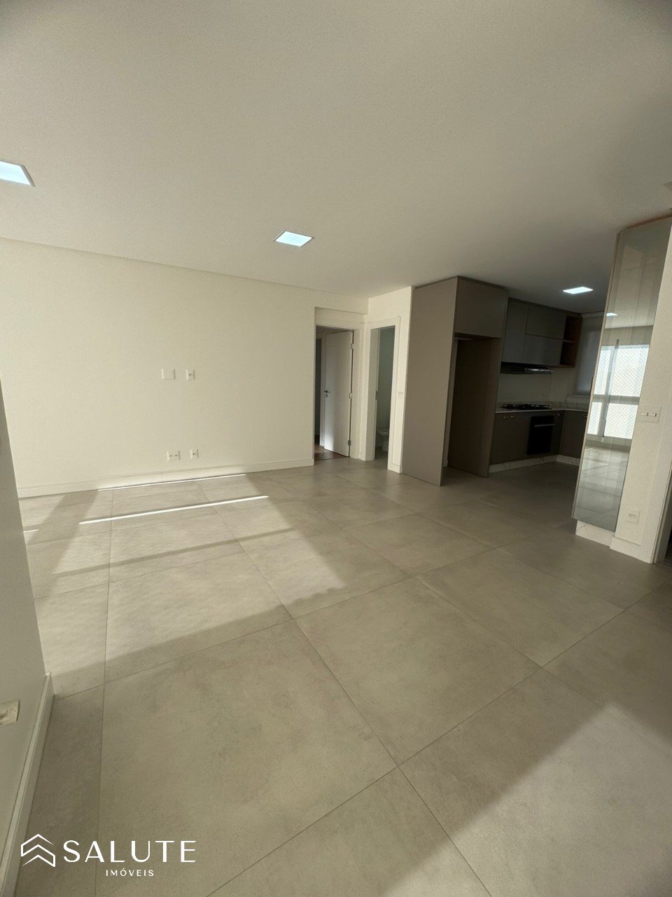 Apartamento locação anual 3 suítes no Centro