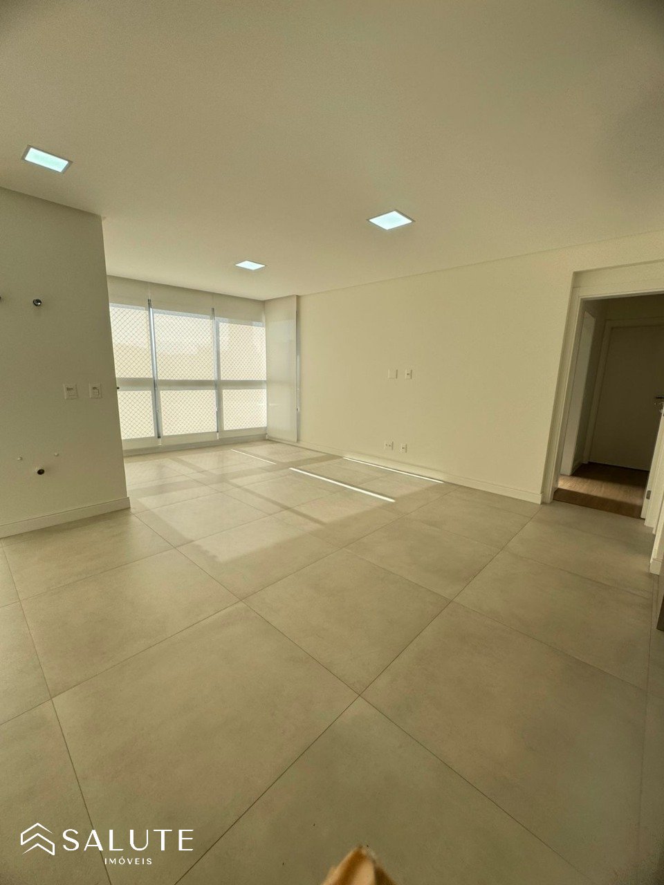 Apartamento locação anual 3 suítes no Centro