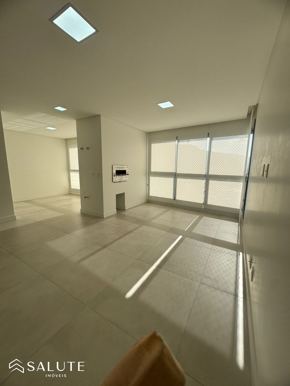 Apartamento locação anual 3 suítes no Centro
