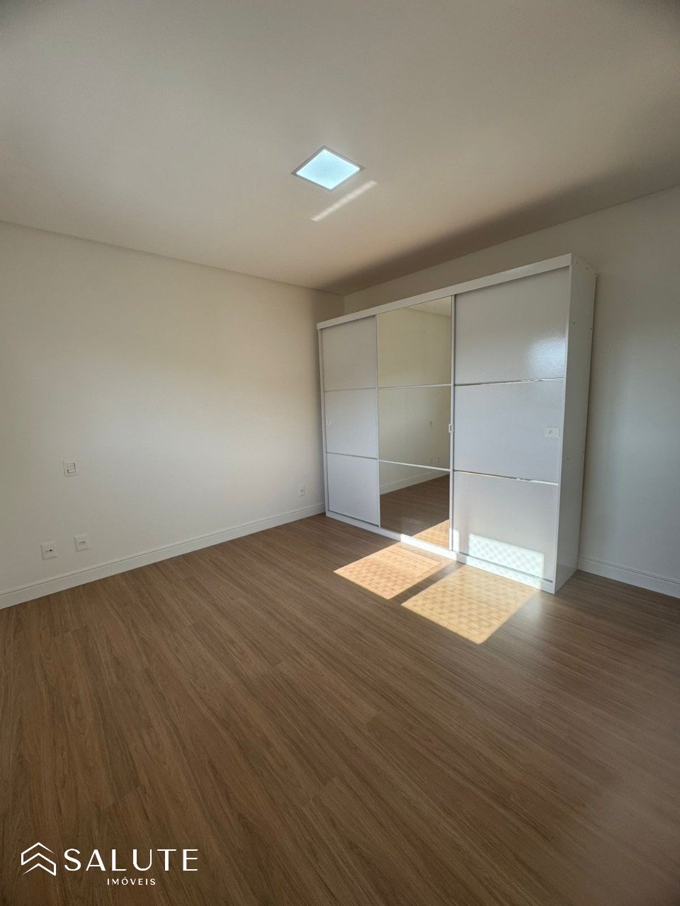 Apartamento locação anual 3 suítes no Centro