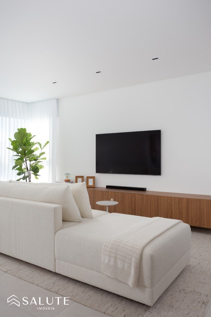 Apartamento locação anual 3 suítes no Centro