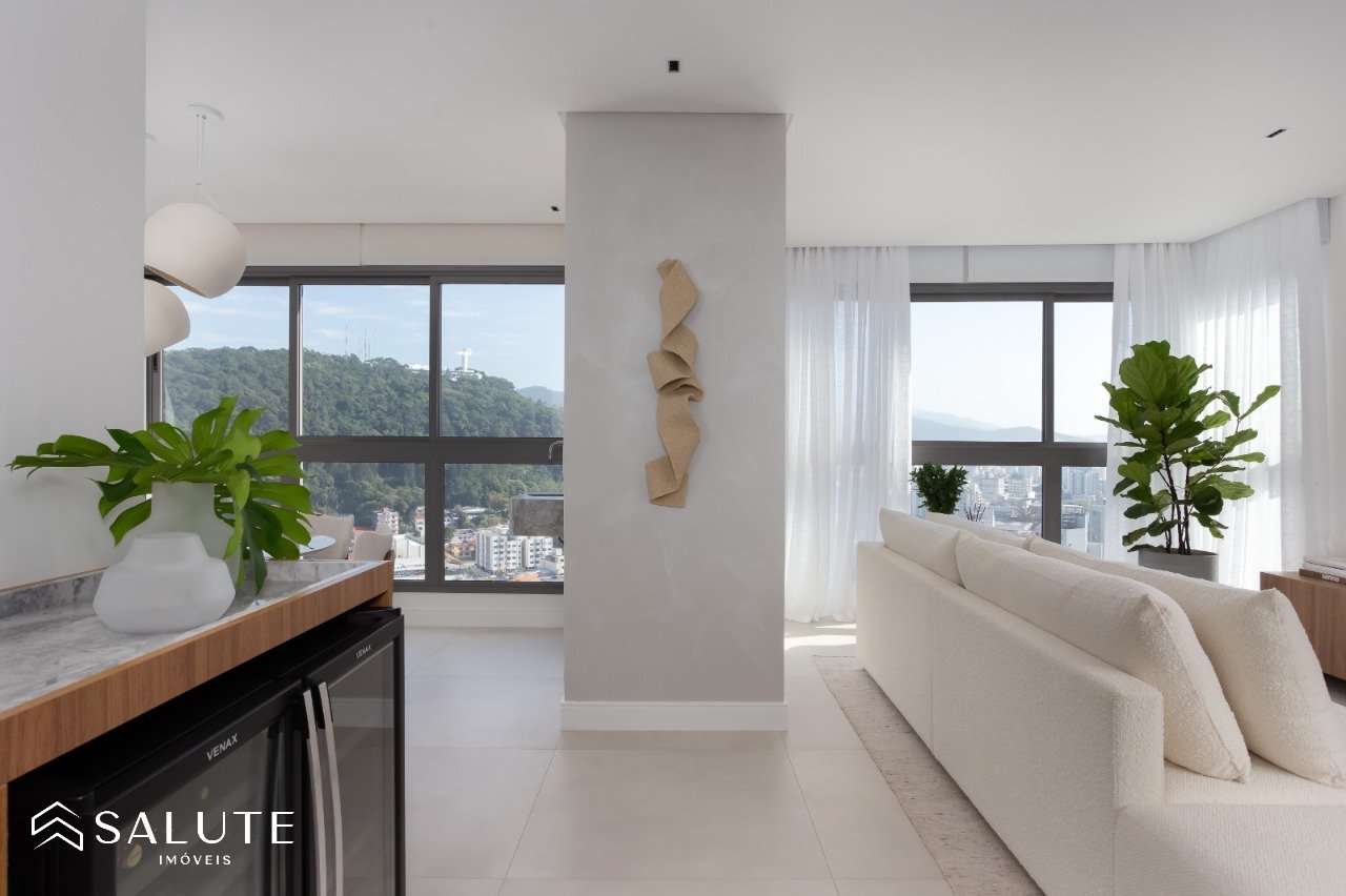 Apartamento locação anual 3 suítes no Centro