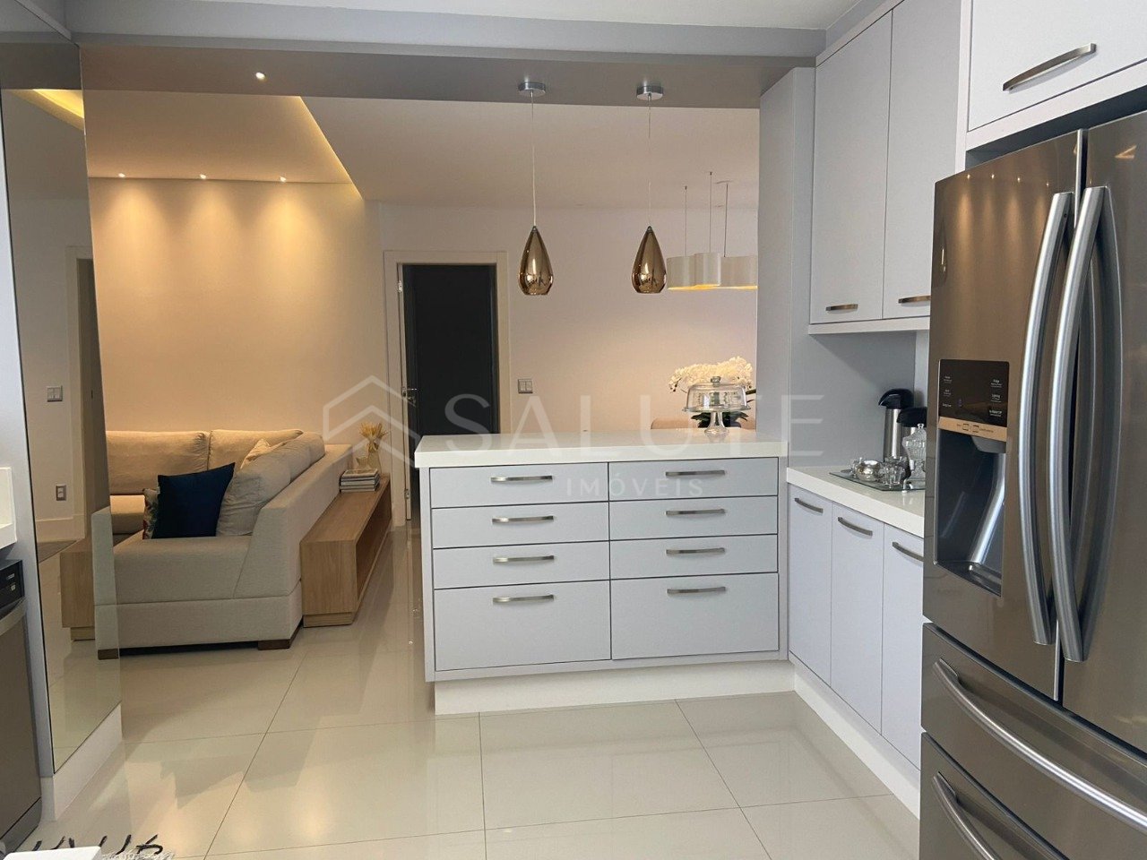 Apartamento á venda com 4 Dormitórios no Centro