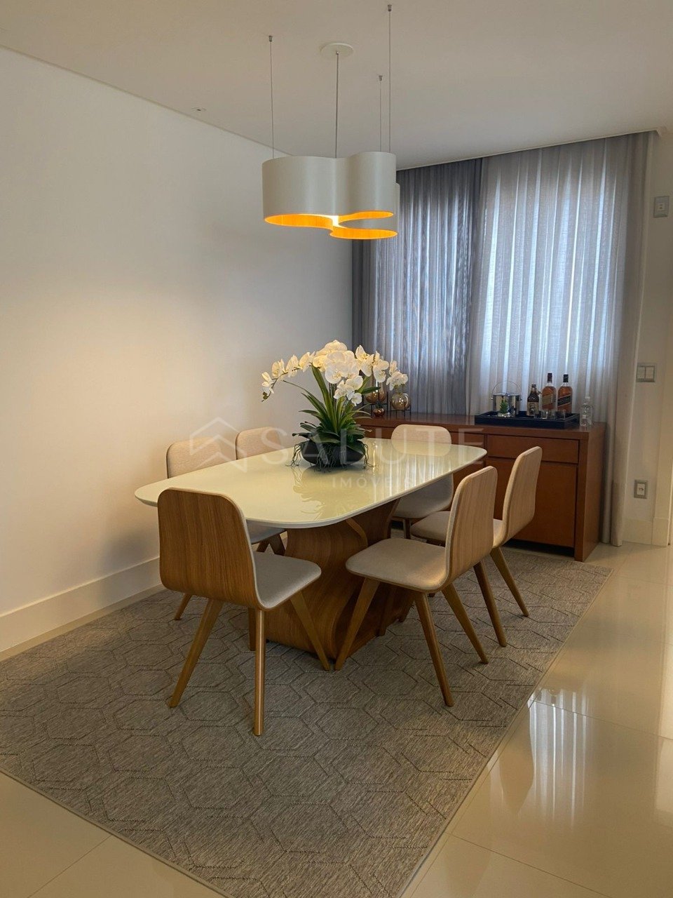 Apartamento á venda com 4 Dormitórios no Centro