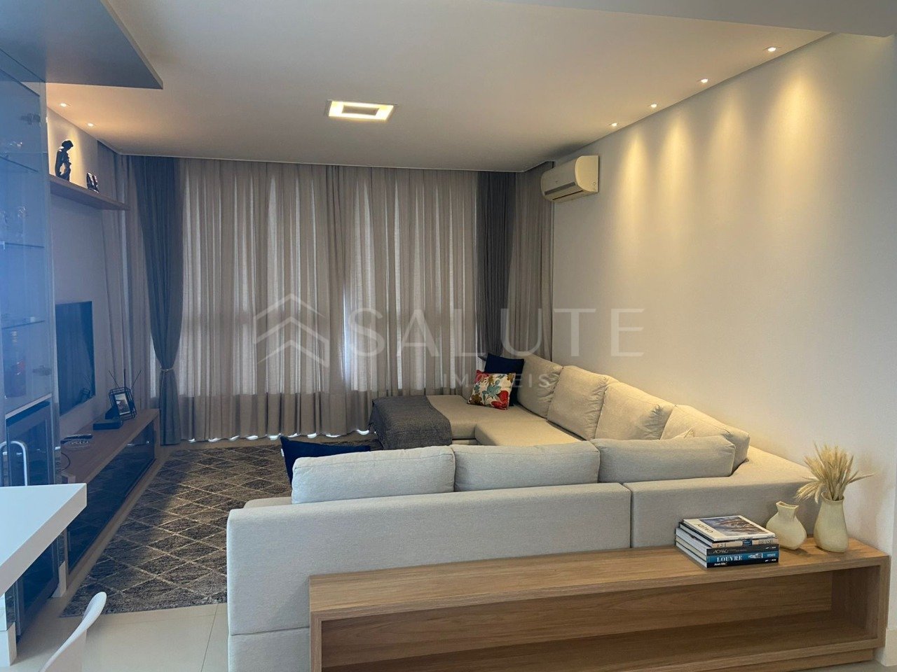 Apartamento á venda com 4 Dormitórios no Centro