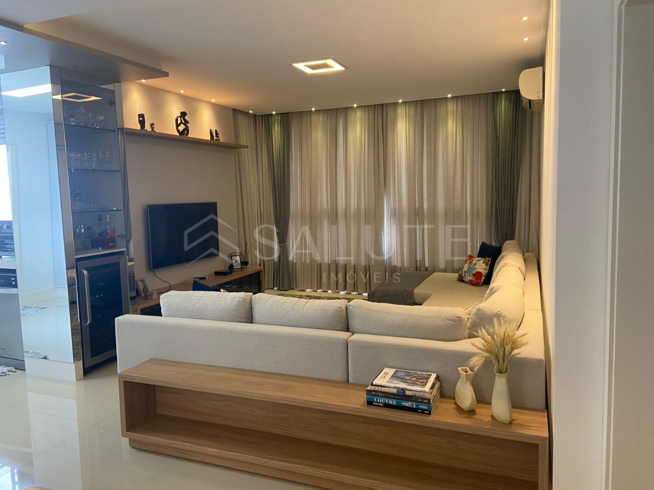 Apartamento á venda com 4 Dormitórios no Centro