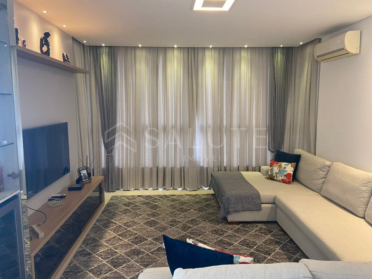 Apartamento á venda com 4 Dormitórios no Centro