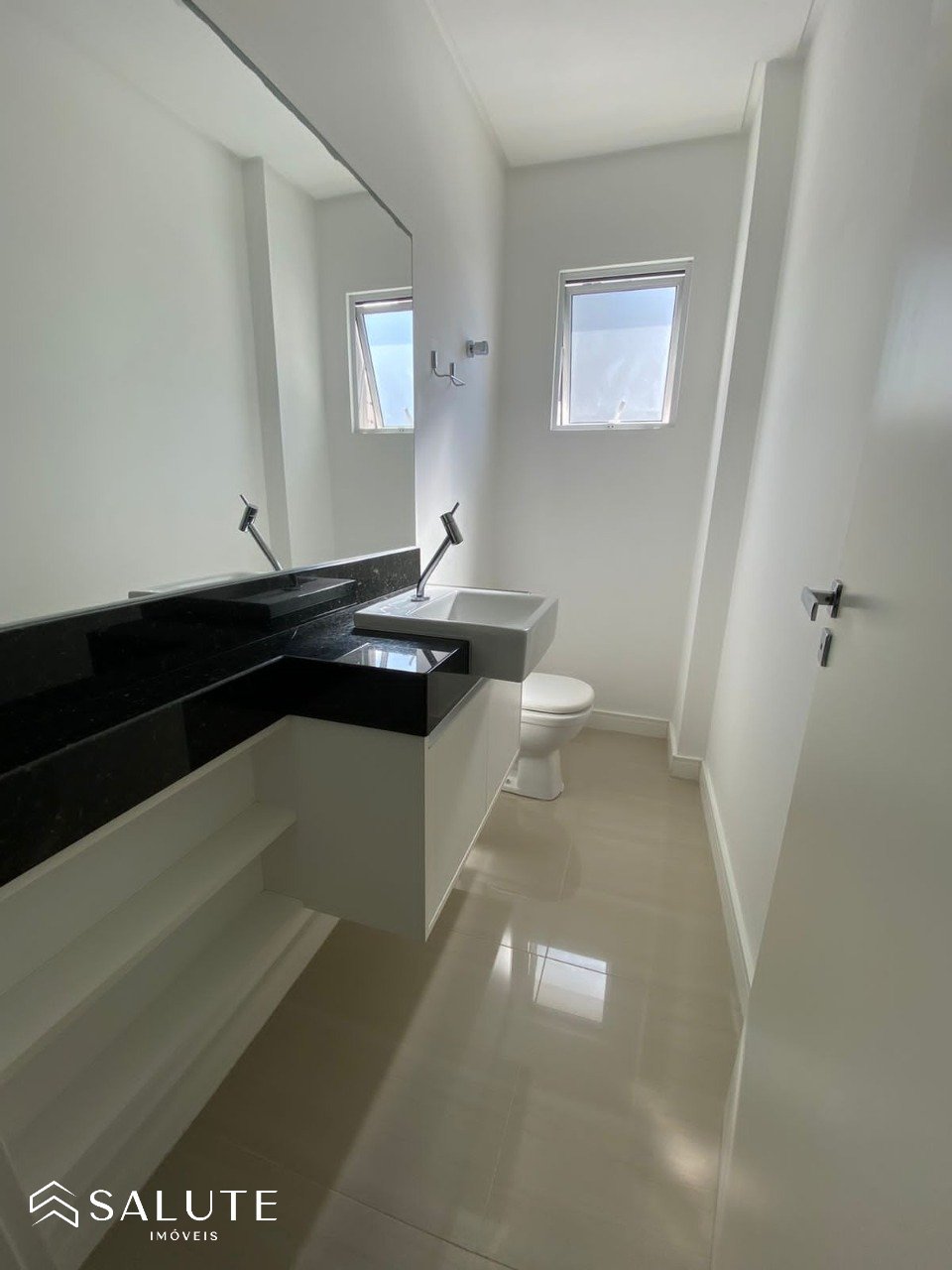 Apartamento locação com 4 suítes na Barra Norte