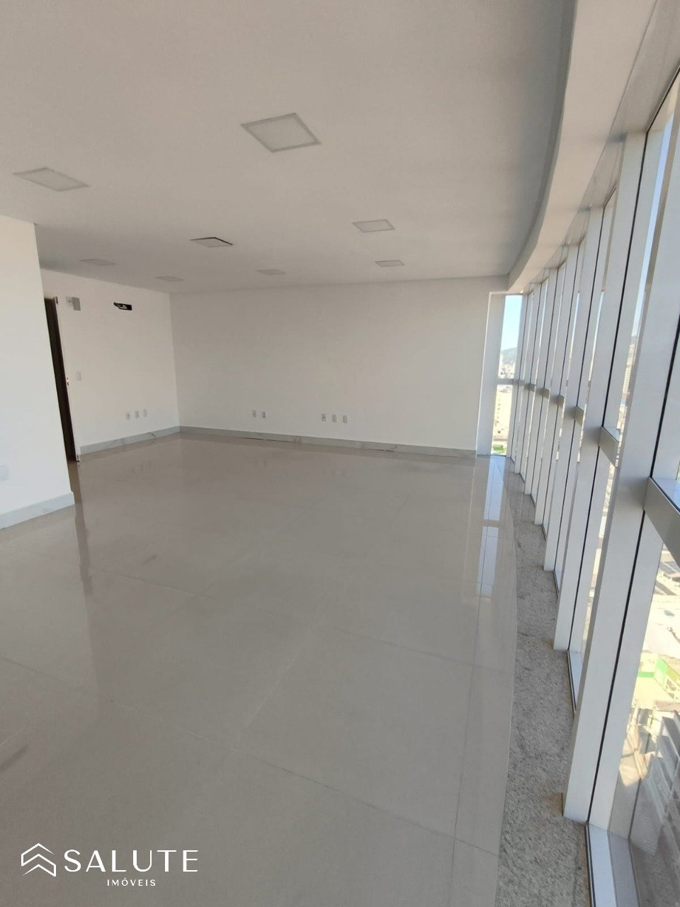 Sala comercial aluguel anual no Centro