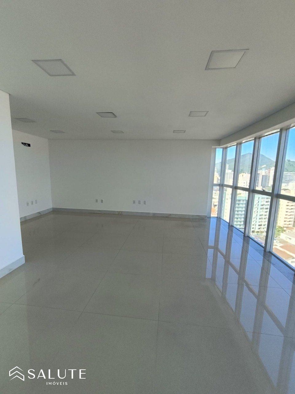 Sala comercial aluguel anual no Centro