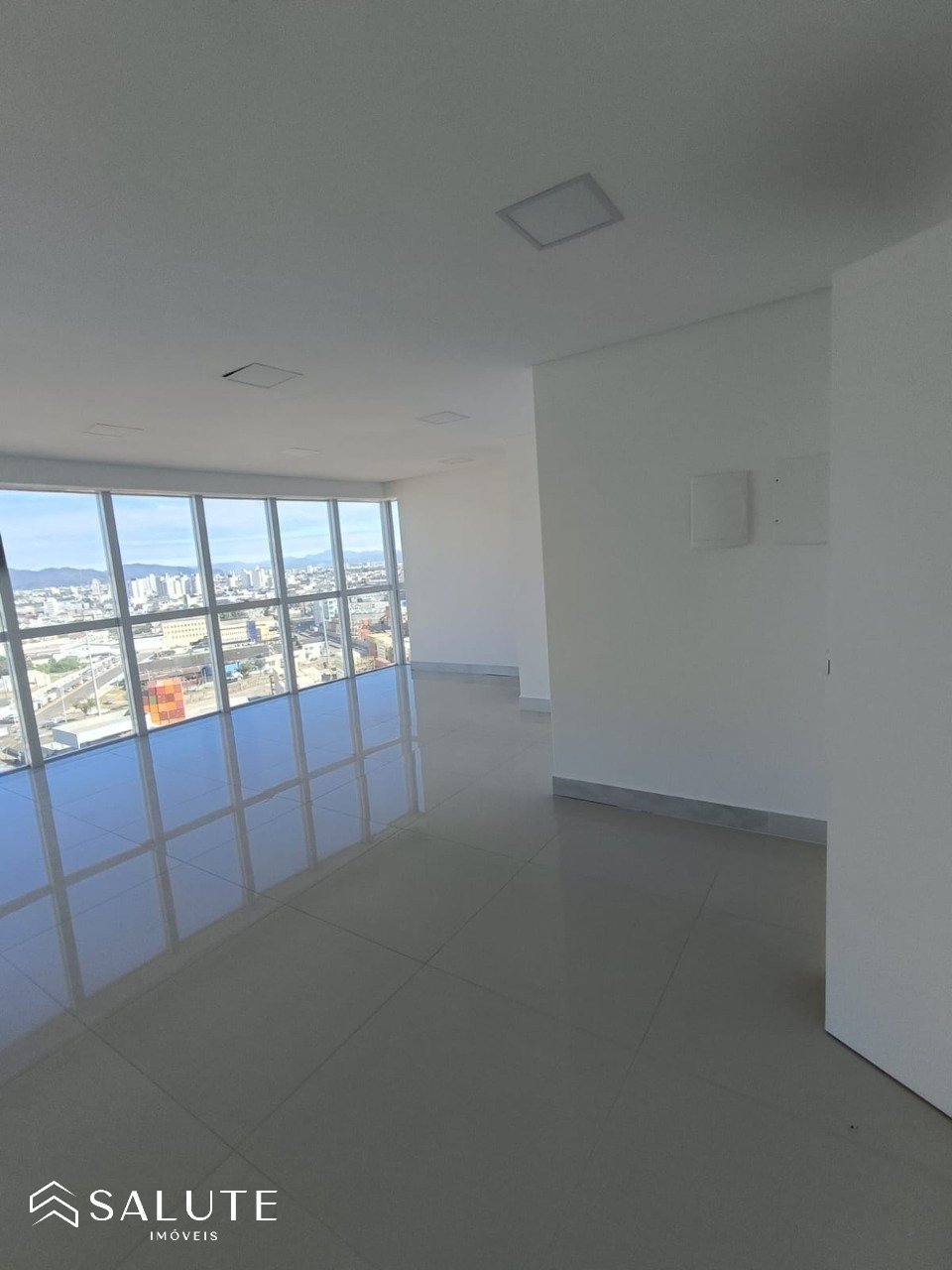 Sala comercial aluguel anual no Centro