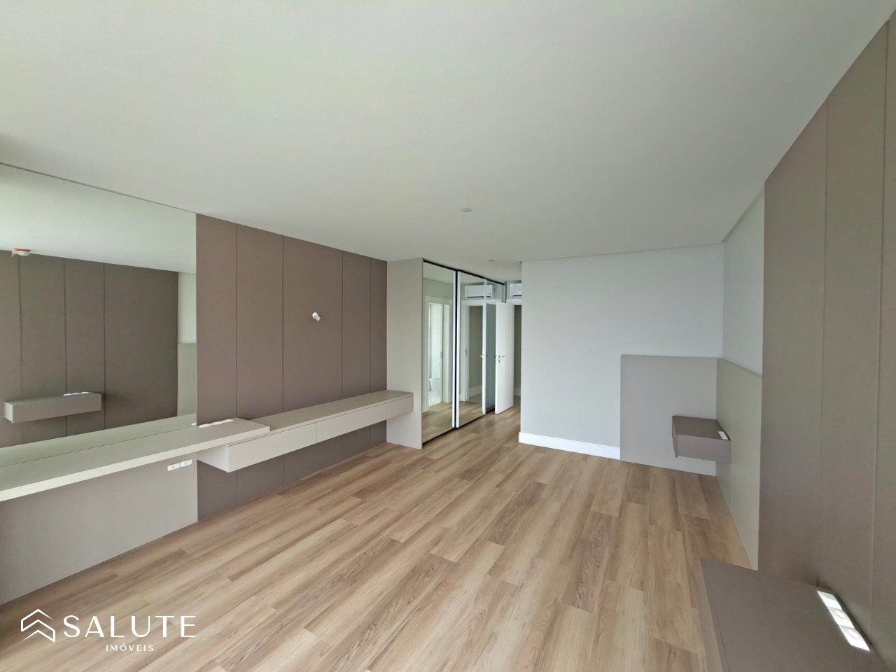 Apartamento alugue anual com 4 Suítes Barra Sul